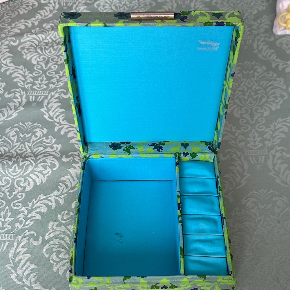 Vintage Floral Patterned jewelry Box - Picture 8 of 12